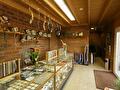 Winkel met sieraden en mineralen